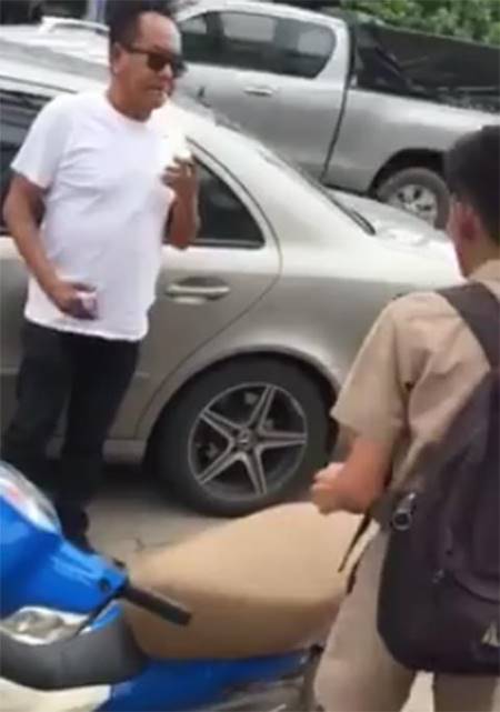 ลุงขับเบนซ์ไม่เปิดไฟเลี้ยว