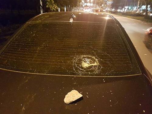 ปาหินใส่รถ