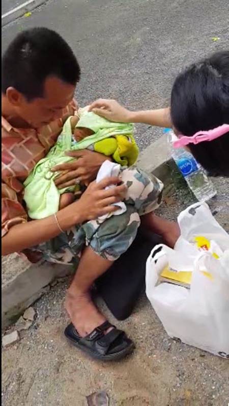 อุ้มลูกน้อยวัย 22 วัน