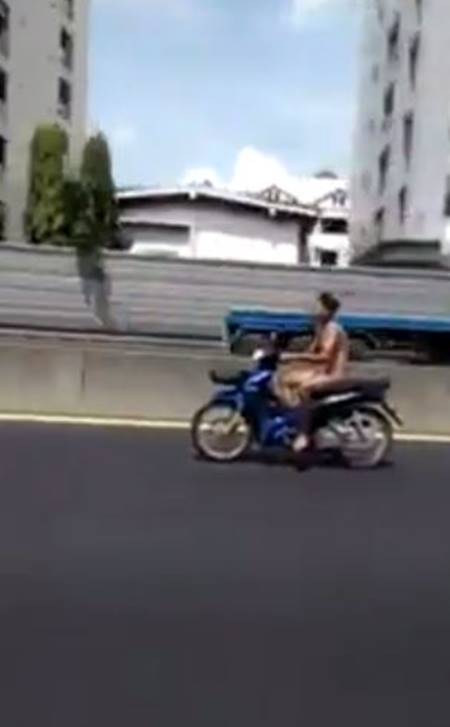 ตำรวจไม่ฟันธง หนุ่มแก้ผ้าขี่มอเตอร์ไซค์ - สไลด์หนอน ป่วยหรือไม่