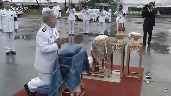 ร.10 โปรดเกล้าฯ ผู้แทนพระองค์ ยกพระนพปฎลมหาเศวตฉัตร พระเมรุมาศจำลอง