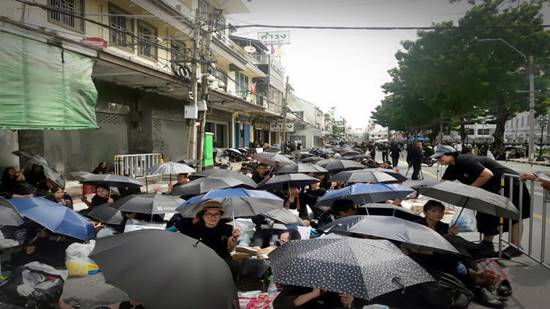 ประชาชนเข้าพื้นที่ในท้องสนามหลวงจนเต็ม ภายใน 1 ชั่วโมง 