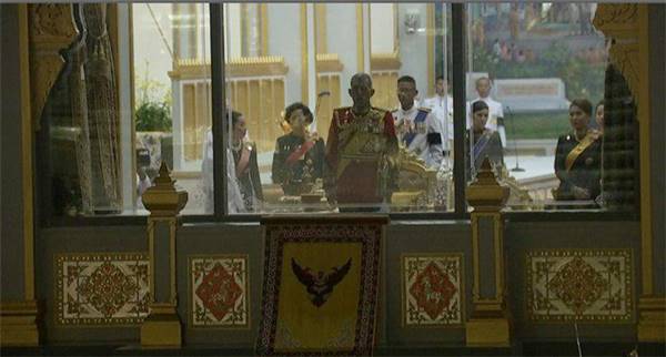 ราชวงศ์-ผู้นำต่างประเทศ ขึ้นพระเมรุมาศ วางดอกไม้จันทน์