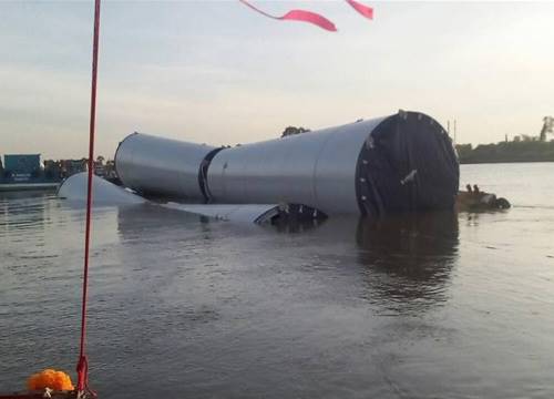 เรือบรรทุกเสากังหันลมยักษ์