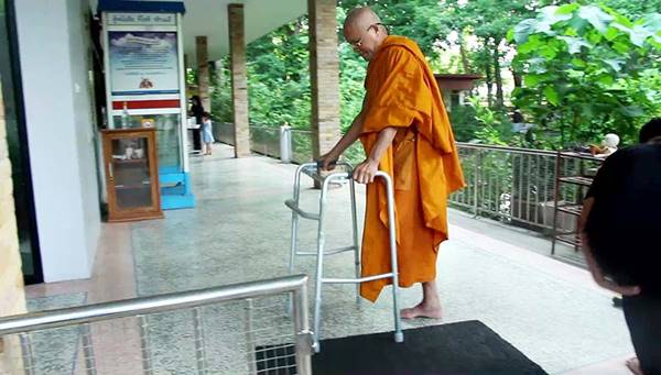 เลื่อมใส พระสงฆ์ขาพิการนั่งรถเข็นคู่กาย ออกบิณฑบาตทุกเช้าระยะทาง 3 กม.