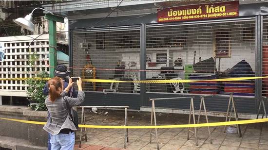 แตกตื่นทั้งตลาดคลองเตย ! พ่อค้าต้มเลือดหมู รัวกระสุนใส่ร้านไก่สด เหตุไปทวงชามคืน