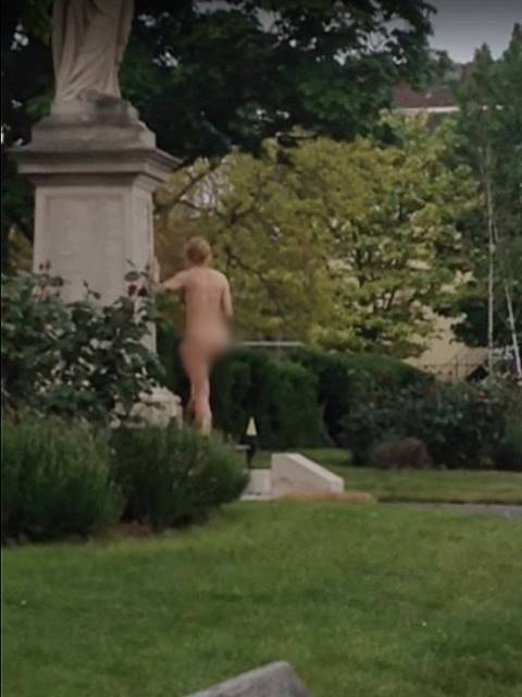 หญิงเมาเดินแก้ผ้าโวยวาย-เต้นรูดรูปปั้นเก่าแก่