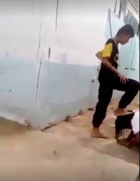 น้าสุดอึ้ง ! เจอคลิปหลานสาวถูกเพื่อนผู้ชายทำร้าย-เหยียบหัว ซ้ำคนถ่ายเป็นครู