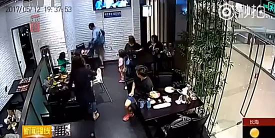 โกลาหล ! สาวเตะเด็กกลางร้านอาหาร ฉุนเสียงดังไม่เลิก ฝ่ายแม่ปรี่ตบหน้าหัน