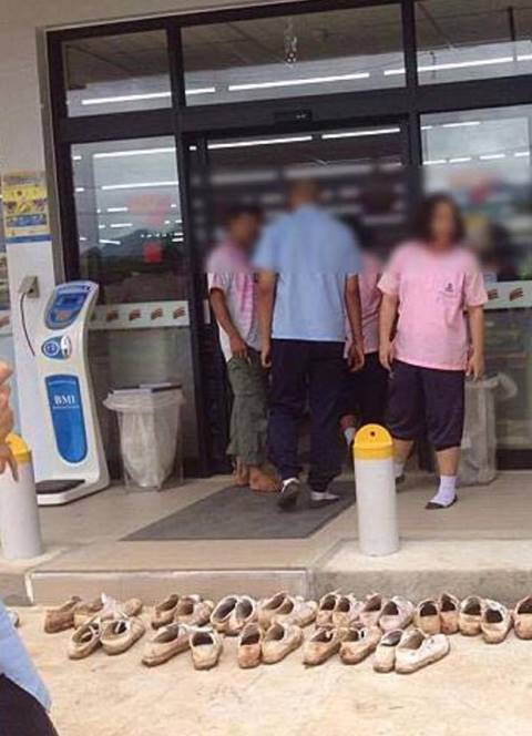 นักเรียนถอดรองเท้าเข้าเซเว่น