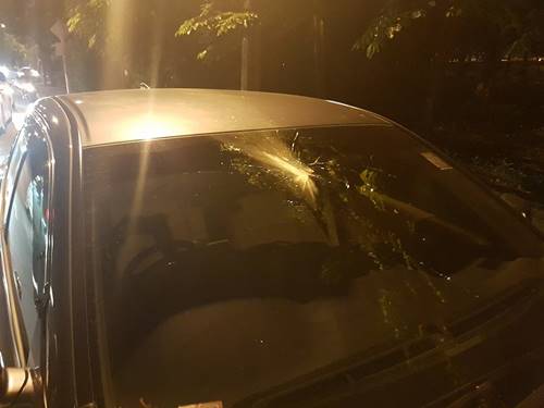 ปาหินใส่รถ