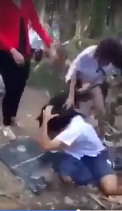 คลิปนักเรียนหญิง รุมตบ 3 ต่อ 1