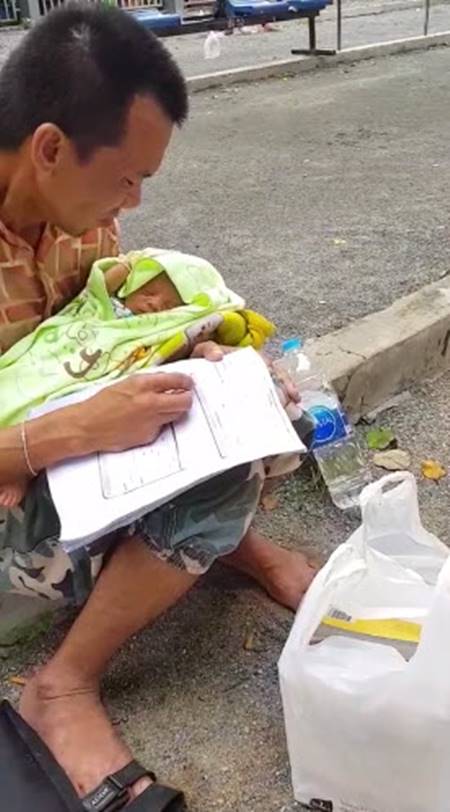 อุ้มลูกน้อยวัย 22 วัน