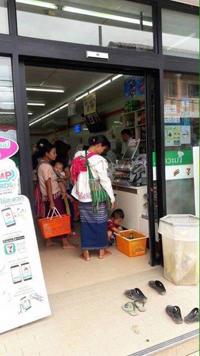 ปกากะญอถอดรองเท้าก่อนเข้าเซเว่น