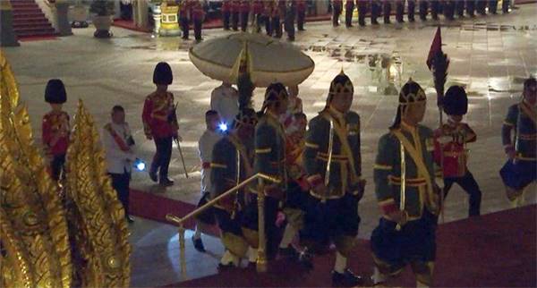 ราชวงศ์-ผู้นำต่างประเทศ ขึ้นพระเมรุมาศ วางดอกไม้จันทน์