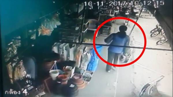 สาวใหญ่ซื้อยาฆ่าแมลงจริง 