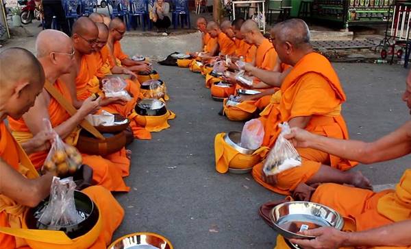 พระวัดพระธรรมกาย ตั้งแถวฉันเช้าหน้าประตู หลังทหารห้ามใช้ประตู 5-6 กลับวัด