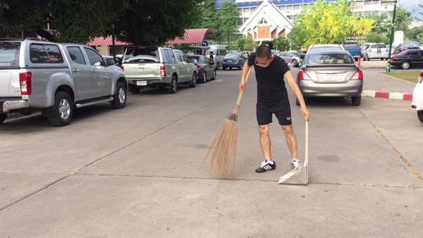 พ่อเมืองราชบุรี ลุยจับไม้กวาดทำความสะอาดรอบศาลากลาง-นำประชาชนออกกำลังกาย