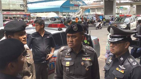 แตกตื่นทั้งตลาดคลองเตย ! พ่อค้าต้มเลือดหมู รัวกระสุนใส่ร้านไก่สด เหตุไปทวงชามคืน