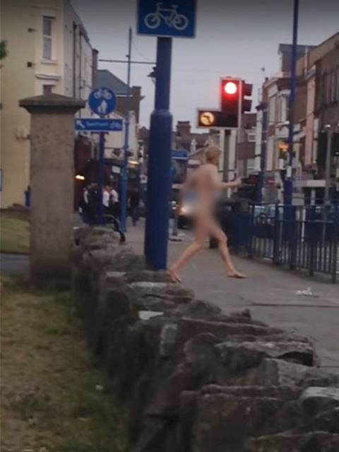 หญิงเมาเดินแก้ผ้าโวยวาย-เต้นรูดรูปปั้นเก่าแก่