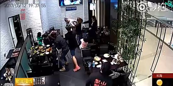 โกลาหล ! สาวเตะเด็กกลางร้านอาหาร ฉุนเสียงดังไม่เลิก ฝ่ายแม่ปรี่ตบหน้าหัน