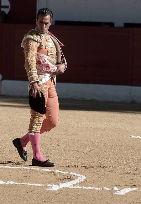 มาทาดอร์ชื่อดังถูกกระทิงขวิดขณะโชว์