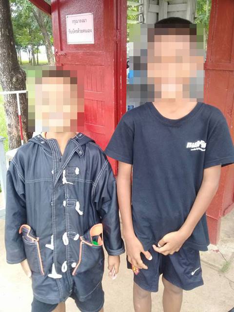  เด็ก 2 คนปั่นจักรยานกว่า 50 กม