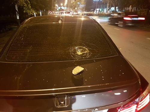 ปาหินใส่รถ