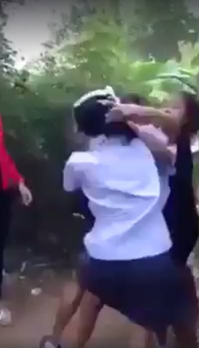 คลิปนักเรียนหญิง รุมตบ 3 ต่อ 1