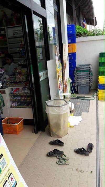 ปกากะญอถอดรองเท้าก่อนเข้าเซเว่น