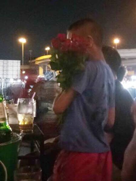 เด็กเร่ร่อนขายดอกไม้