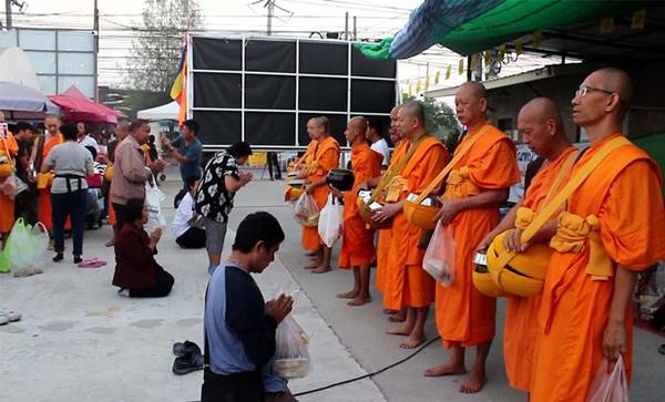 พระวัดพระธรรมกาย ตั้งแถวฉันเช้าหน้าประตู หลังทหารห้ามใช้ประตู 5-6 กลับวัด
