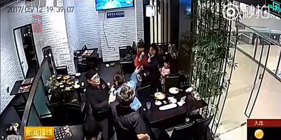 โกลาหล ! สาวเตะเด็กกลางร้านอาหาร ฉุนเสียงดังไม่เลิก ฝ่ายแม่ปรี่ตบหน้าหัน