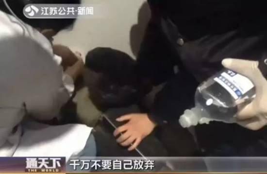 สยองหนัก ! ชายวิ่งตัดหน้ารถไฟหัวกระสุน ร่างถูกเบียด-ดับคาชานชาลา (มีคลิป)