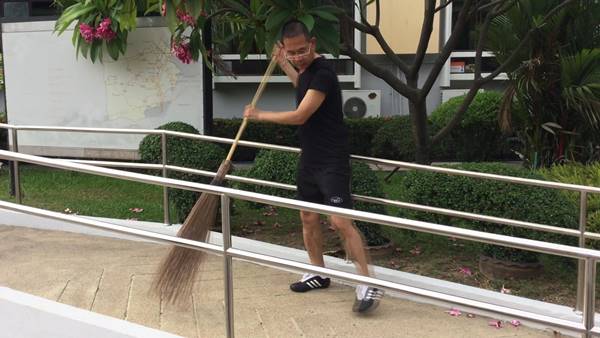 พ่อเมืองราชบุรี ลุยจับไม้กวาดทำความสะอาดรอบศาลากลาง-นำประชาชนออกกำลังกาย