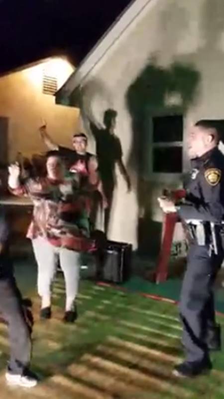 คิดว่างานเข้า...ตำรวจโผล่หลังมีคนร้องเรียนว่าเปิดเพลงดัง 