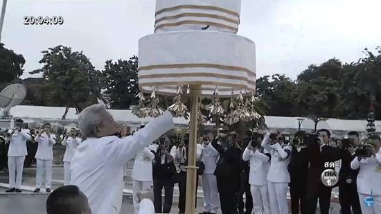 ร.10 โปรดเกล้าฯ ผู้แทนพระองค์ ยกพระนพปฎลมหาเศวตฉัตร พระเมรุมาศจำลอง