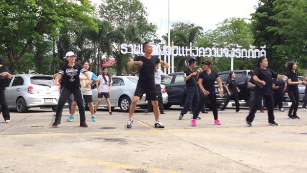 พ่อเมืองราชบุรี ลุยจับไม้กวาดทำความสะอาดรอบศาลากลาง-นำประชาชนออกกำลังกาย