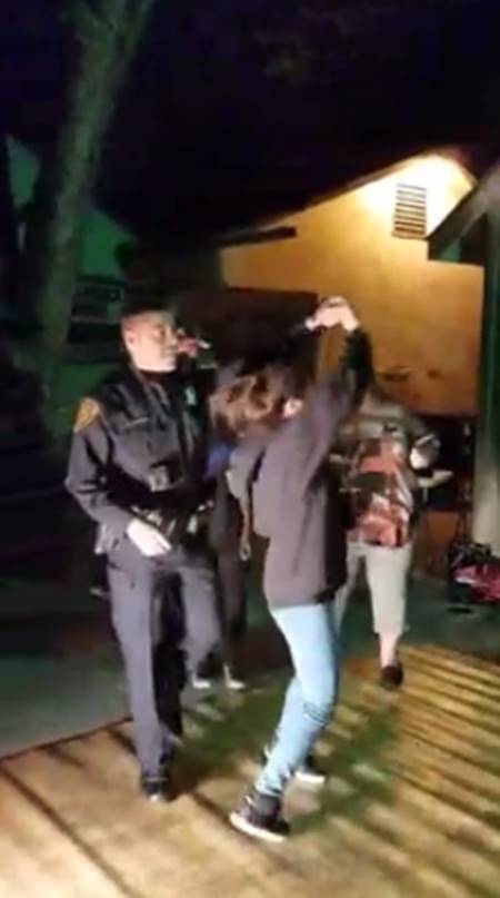 คิดว่างานเข้า...ตำรวจโผล่หลังมีคนร้องเรียนว่าเปิดเพลงดัง 