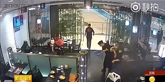 โกลาหล ! สาวเตะเด็กกลางร้านอาหาร ฉุนเสียงดังไม่เลิก ฝ่ายแม่ปรี่ตบหน้าหัน