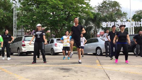 พ่อเมืองราชบุรี ลุยจับไม้กวาดทำความสะอาดรอบศาลากลาง-นำประชาชนออกกำลังกาย