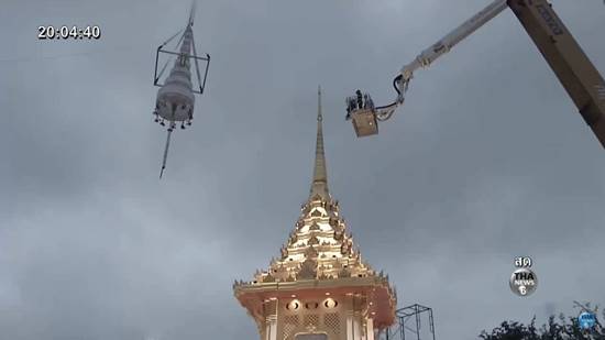 ร.10 โปรดเกล้าฯ ผู้แทนพระองค์ ยกพระนพปฎลมหาเศวตฉัตร พระเมรุมาศจำลอง