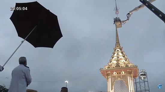 ร.10 โปรดเกล้าฯ ผู้แทนพระองค์ ยกพระนพปฎลมหาเศวตฉัตร พระเมรุมาศจำลอง