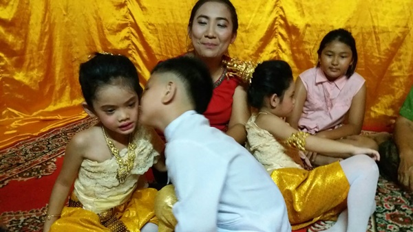 จัดงานแต่งงานให้ลูกแฝด 3 คน