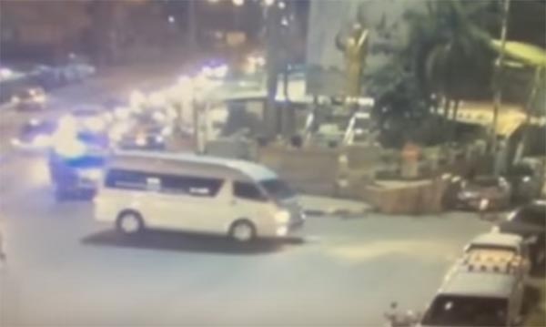 ป้องกันตัว หรือขาดสติ ? ชอตต่อชอต...แกะคลิปเหตุการณ์วิศวกรยิงโจ๋ดับ 