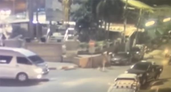 ป้องกันตัว หรือขาดสติ ? ชอตต่อชอต...แกะคลิปเหตุการณ์วิศวกรยิงโจ๋ดับ 