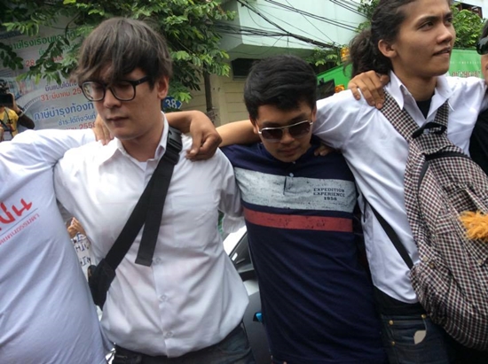 นักศึกษาชุมนุมหน้าหอศิลป์ อ่านแถลงการณ์ ยันไม่มอบตัว เล็งฟ้องกลับ