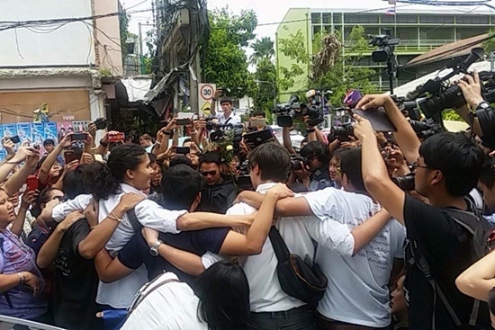 นักศึกษาชุมนุมหน้าหอศิลป์ อ่านแถลงการณ์ ยันไม่มอบตัว เล็งฟ้องกลับ