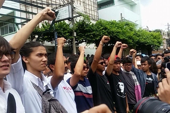 นักศึกษาชุมนุมหน้าหอศิลป์ อ่านแถลงการณ์ ยันไม่มอบตัว เล็งฟ้องกลับ