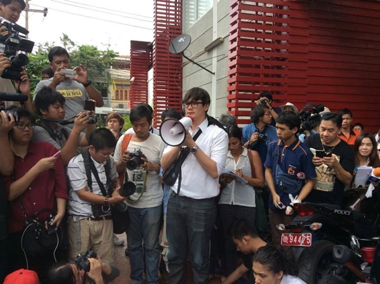 นักศึกษาชุมนุมหน้าหอศิลป์ อ่านแถลงการณ์ ยันไม่มอบตัว เล็งฟ้องกลับ